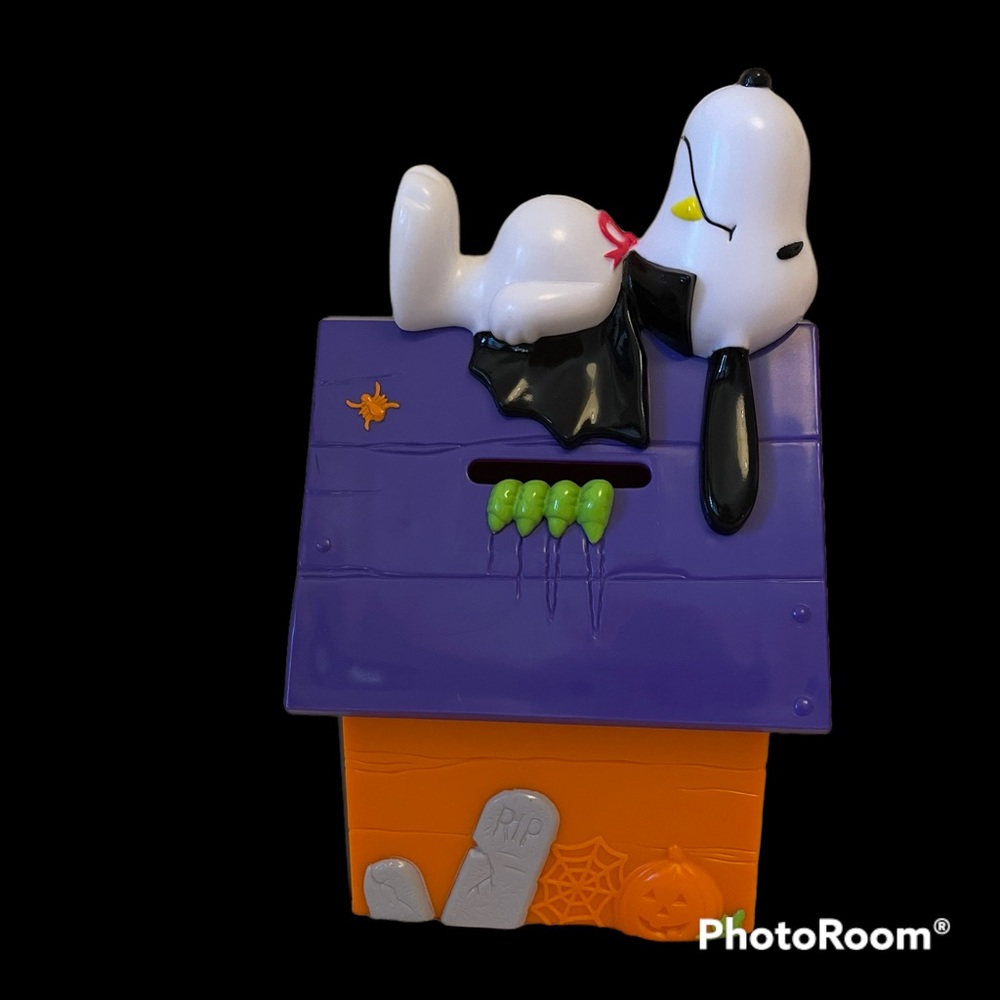 VTG Halloween Snoopy On A Haunted Dog House Candy Container Bank
